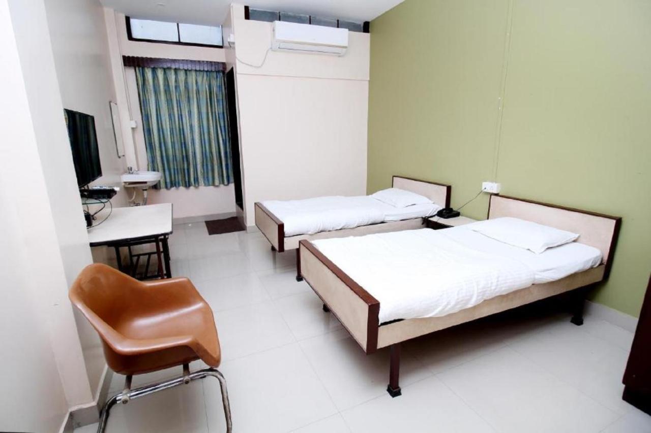 Hotel Gomatgiri Aurangābād Extérieur photo