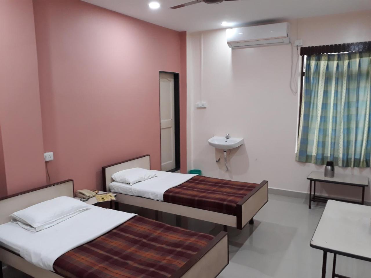 Hotel Gomatgiri Aurangābād Extérieur photo